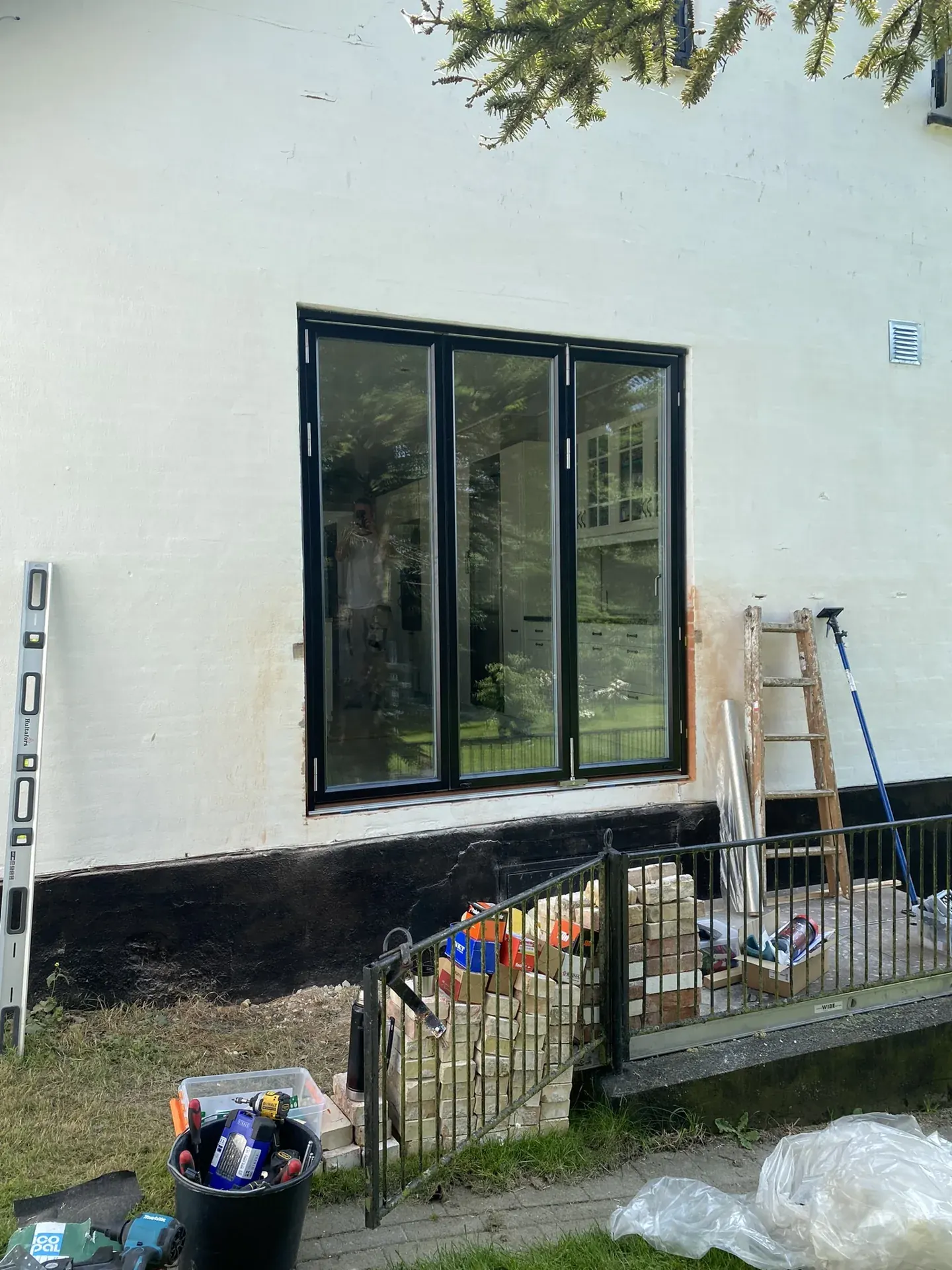 Nye vinduer i hvidkalket facade